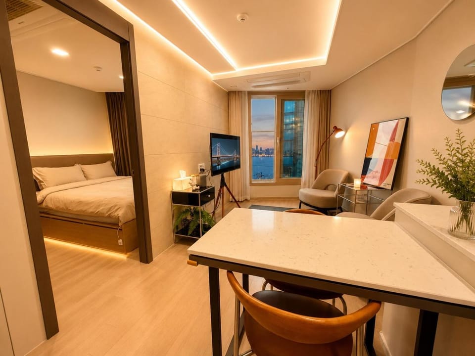Communal lounge/ TV room, Bed, TV and multimedia, Living room, Photo of the whole room, Seating area, Dining area, Bedroom