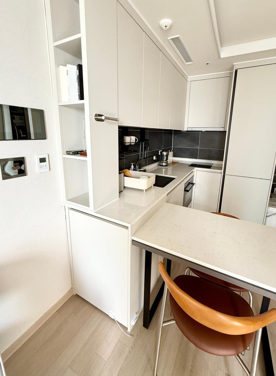 Kitchen or kitchenette, Dining area, stove