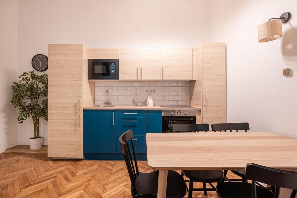 Kitchen or kitchenette, Dining area, microwave, stove