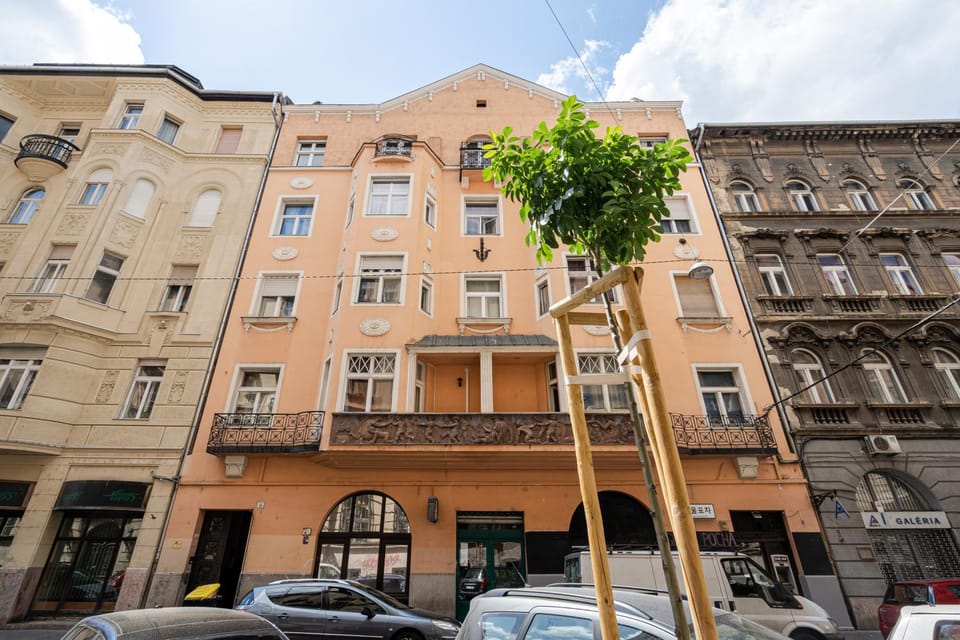 Property building, On site, City view, Location