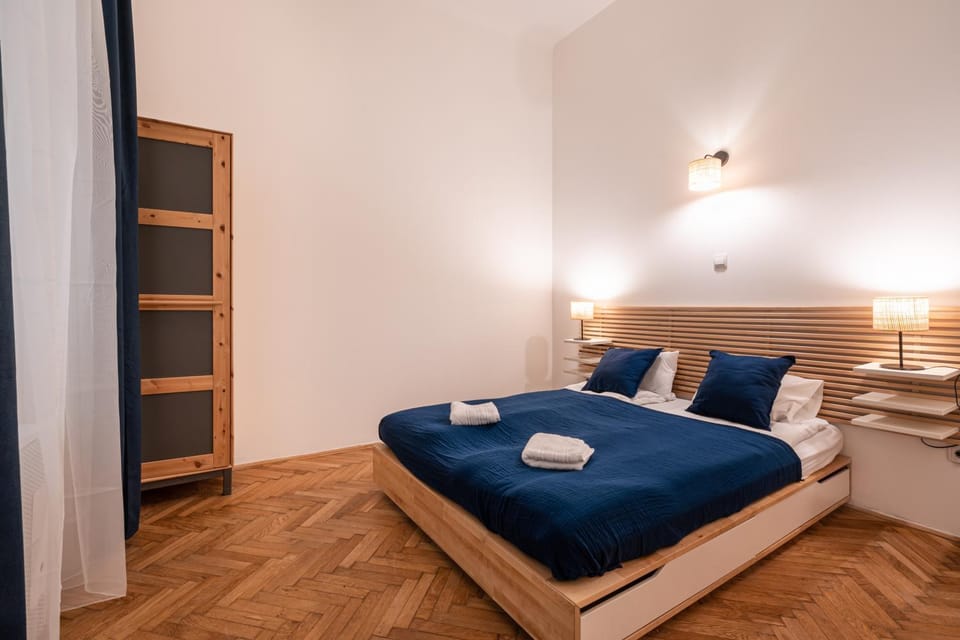 Bed, Bedroom, internet, towels