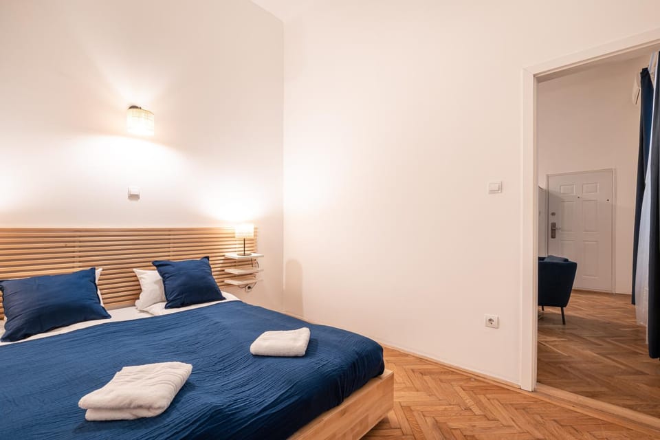 Bed, Photo of the whole room, Bedroom, towels