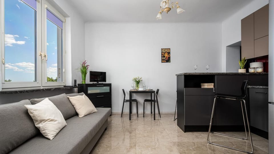 TV and multimedia, Kitchen or kitchenette, Living room, Seating area, Dining area