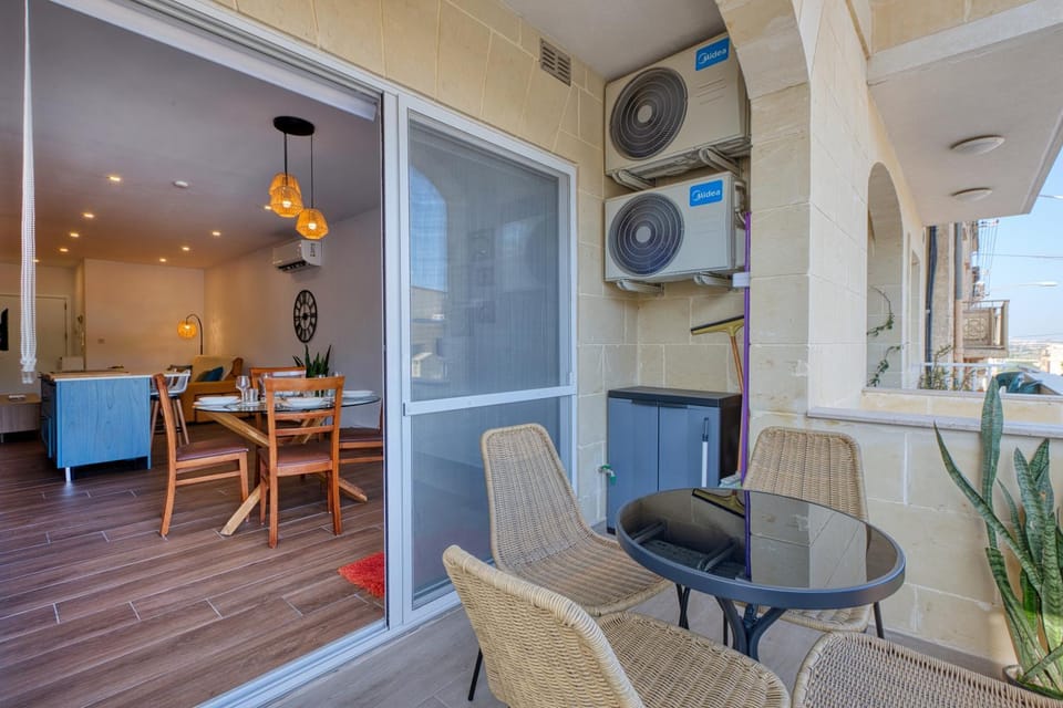 Qala Tranquil Escape - Stylish with Terrace & AC Apartment in Malta