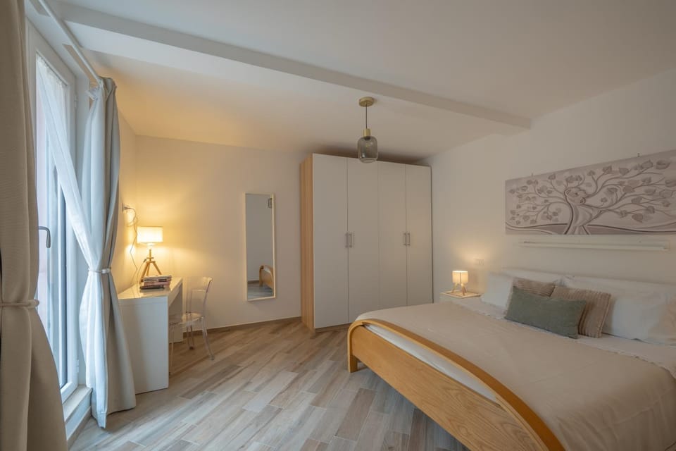 Bed, Photo of the whole room, Seating area, Bedroom, Inner courtyard view, internet, wardrobe