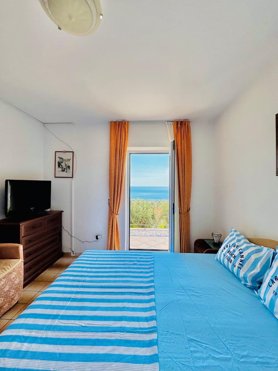 Bed, TV and multimedia, Bedroom, Sea view