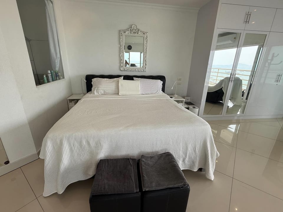 Bed, towels