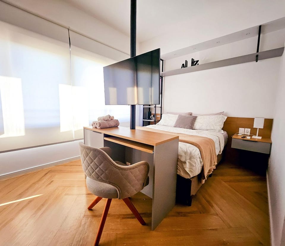Bed, TV and multimedia, Photo of the whole room, Seating area, Bedroom