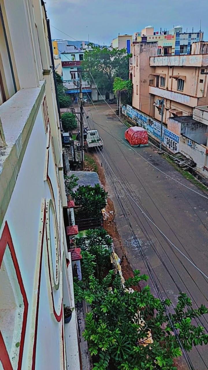 Property building, Neighbourhood, Street view, Location, Parking