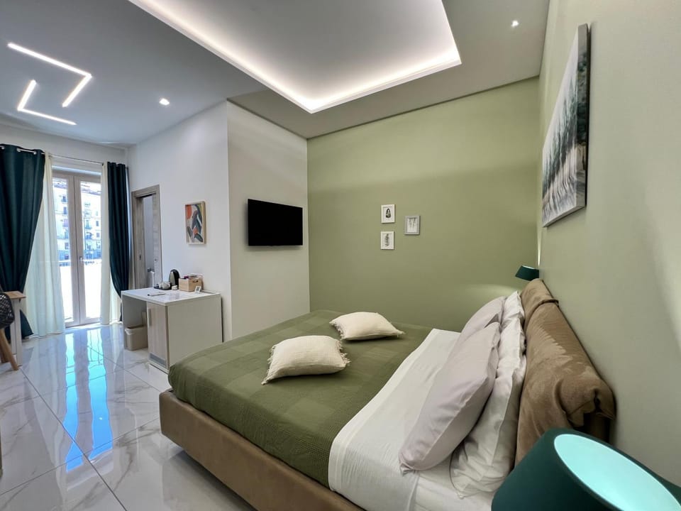 Bed, TV and multimedia, Photo of the whole room, Bedroom