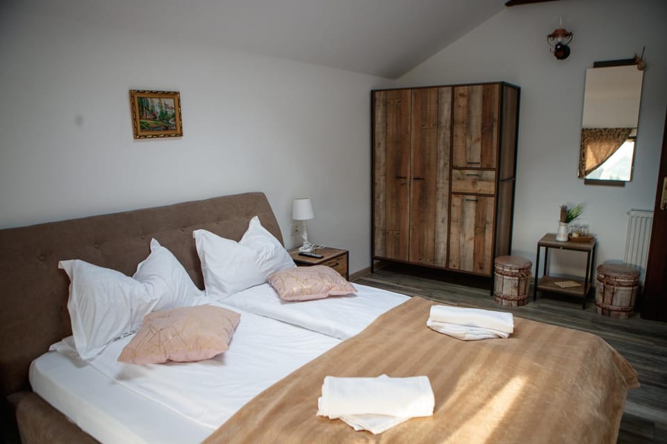 Photo of the whole room, towels