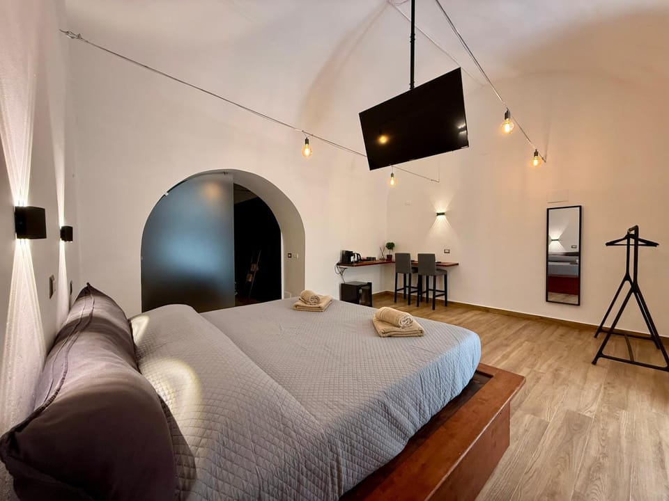 Bed, TV and multimedia, Photo of the whole room, Bedroom
