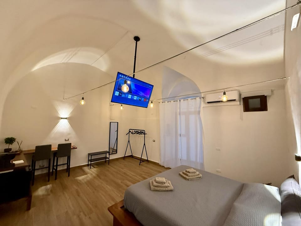 Bed, TV and multimedia, Photo of the whole room, Bedroom, towels