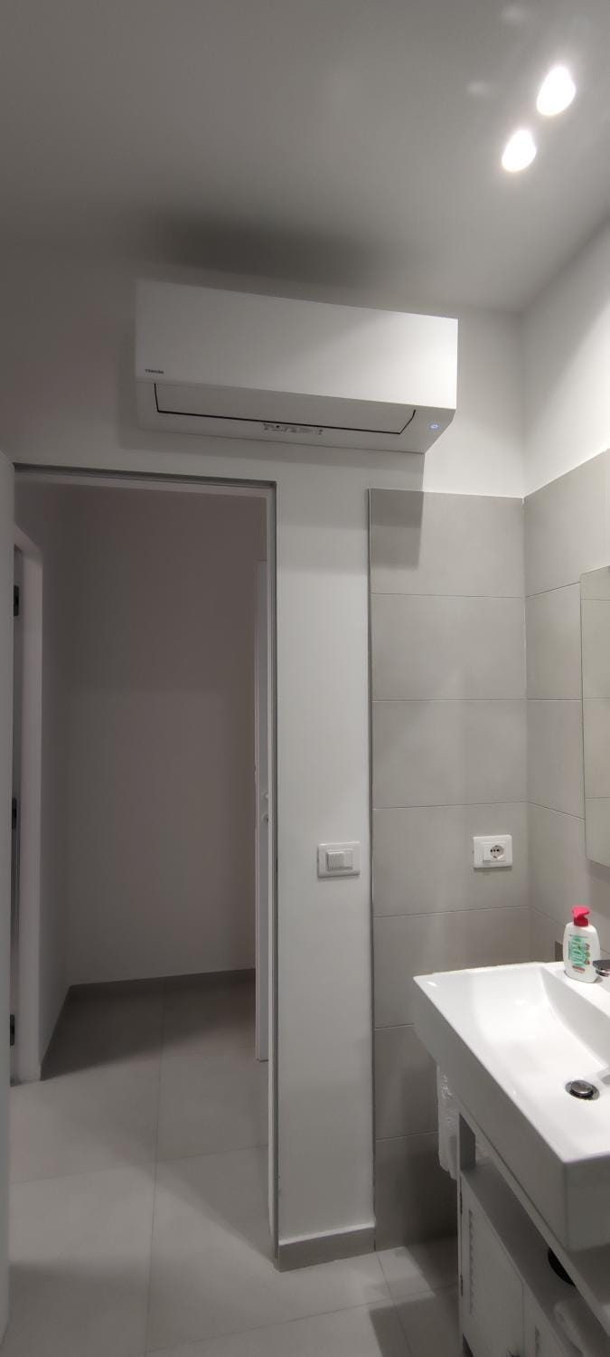 Bathroom, air conditioner