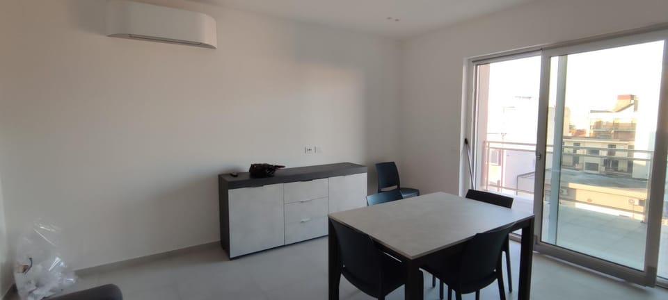 Kitchen or kitchenette, Dining area, oven