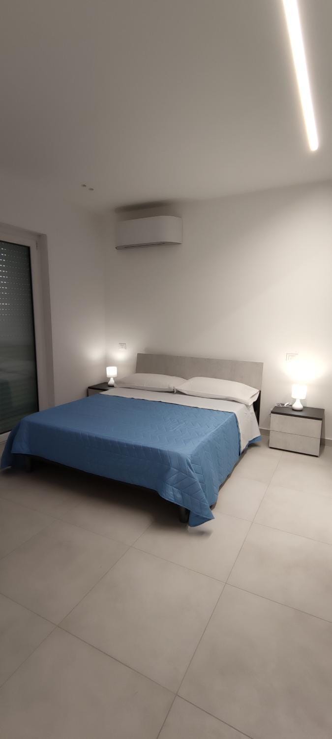 Bed, Photo of the whole room, Bedroom, air conditioner