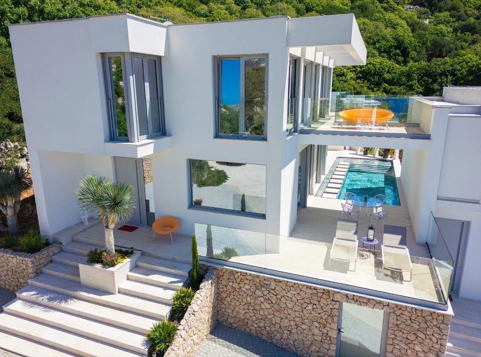 Property building, Day, Balcony/Terrace, Pool view, Swimming pool, sunbed