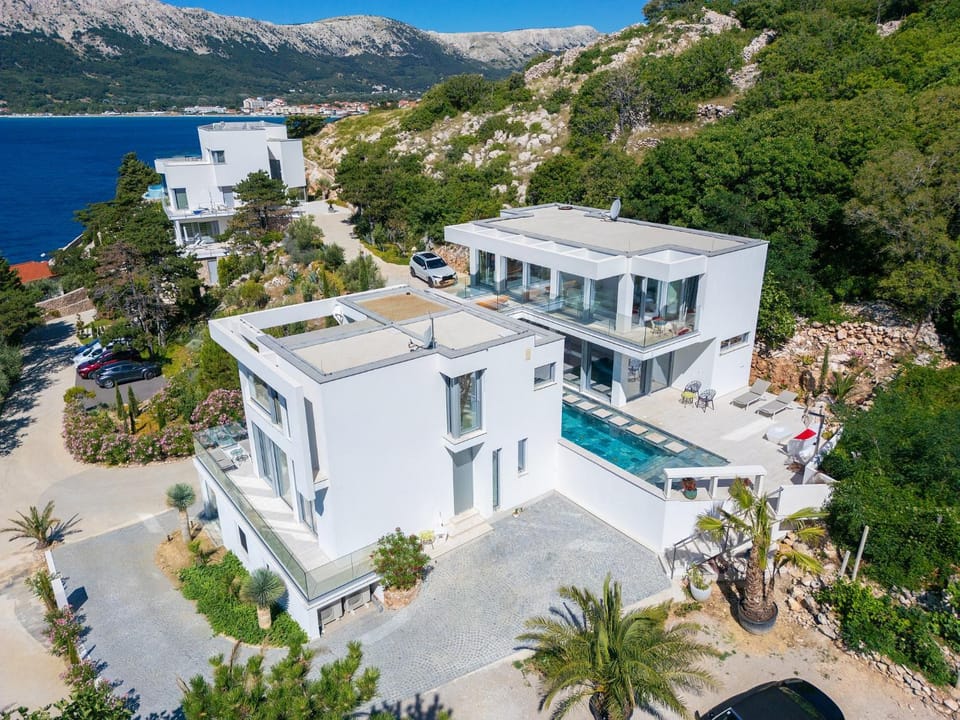 Property building, Day, Natural landscape, Bird's eye view, Mountain view, Swimming pool, Parking