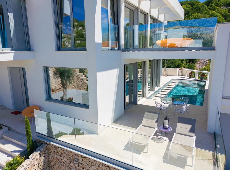 Balcony/Terrace, Pool view, Swimming pool, sunbed