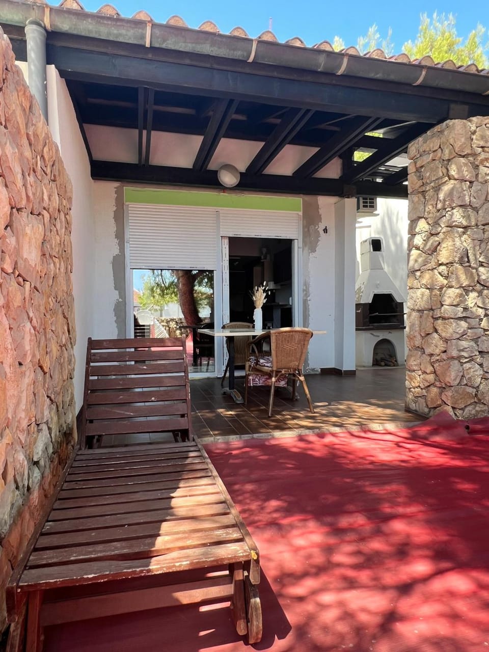 Patio, Day, Seating area, Dining area