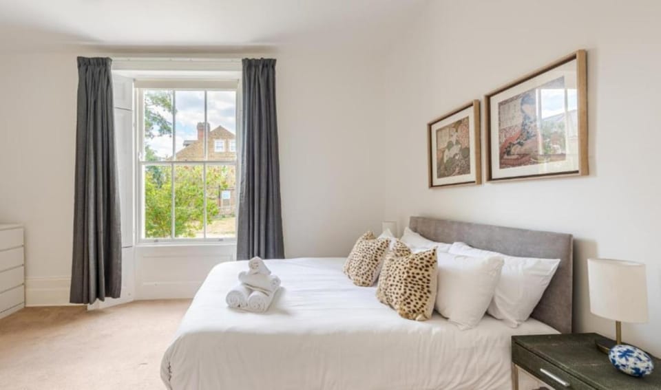 Elegant 2BR Ground-Floor Teddington Flat Modern Comfort Apartment in Kingston upon Thames