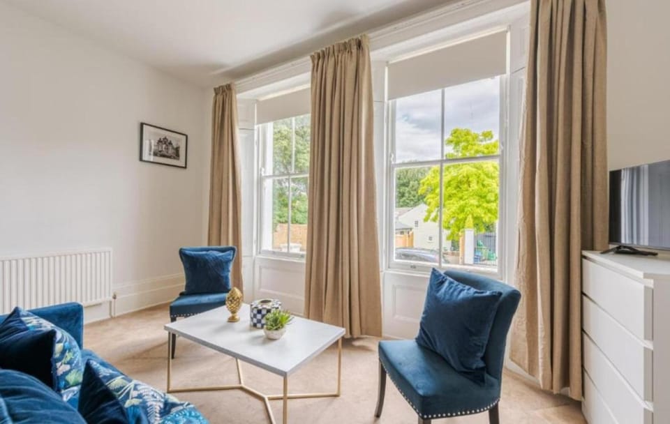 Elegant 2BR Ground-Floor Teddington Flat Modern Comfort Apartment in Kingston upon Thames