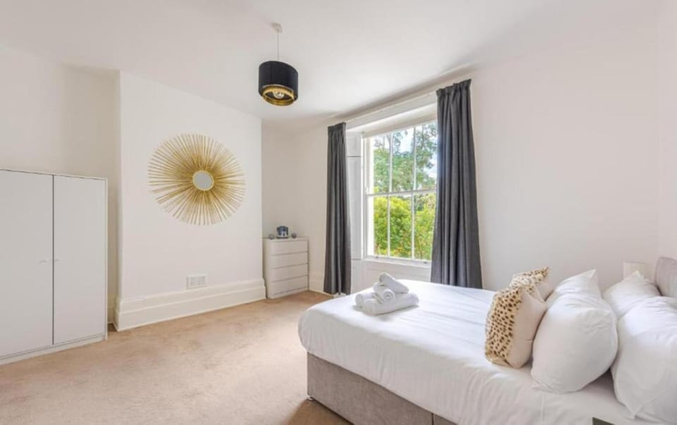 Elegant 2BR Ground-Floor Teddington Flat Modern Comfort Apartment in Kingston upon Thames