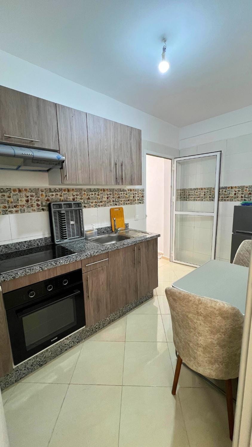 Kitchen or kitchenette, Dining area, oven, stove