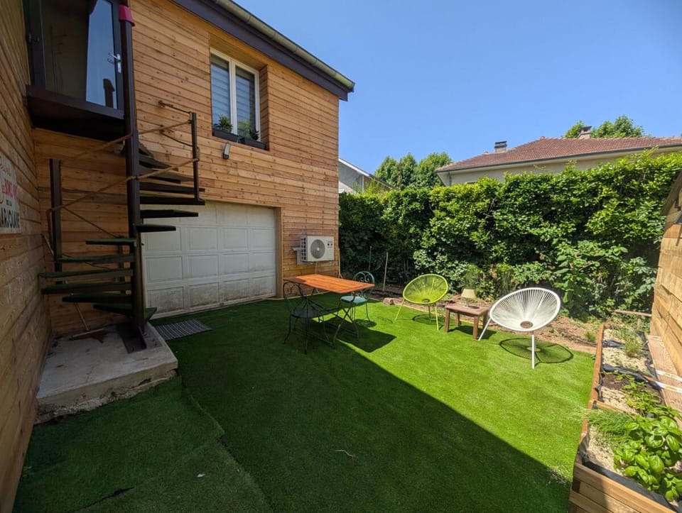 Le chalet d'en haut studio climatisé Chalet in Grenoble