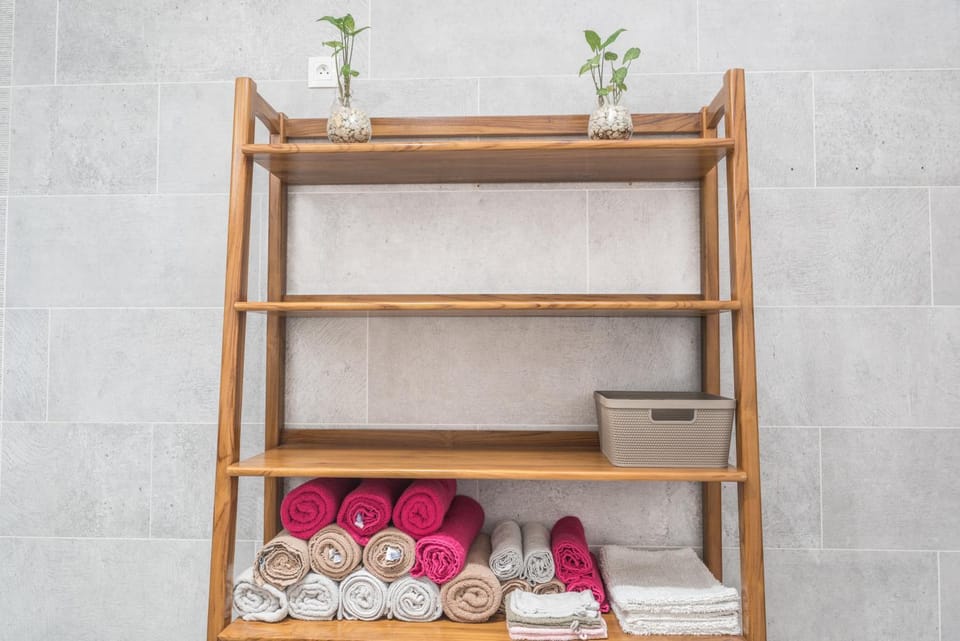 Bathroom, Decorative detail, towels, wardrobe