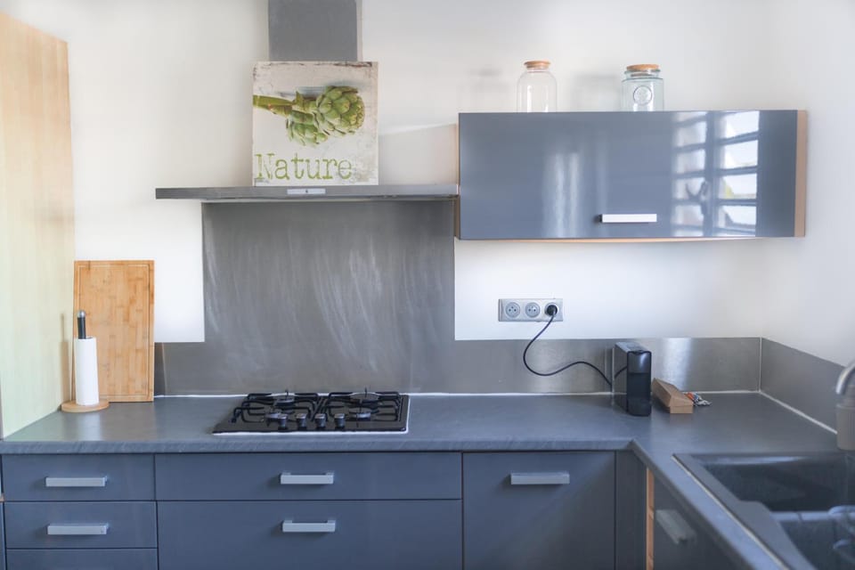 Coffee/tea facilities, Kitchen or kitchenette, dishwasher, microwave, stove, toaster