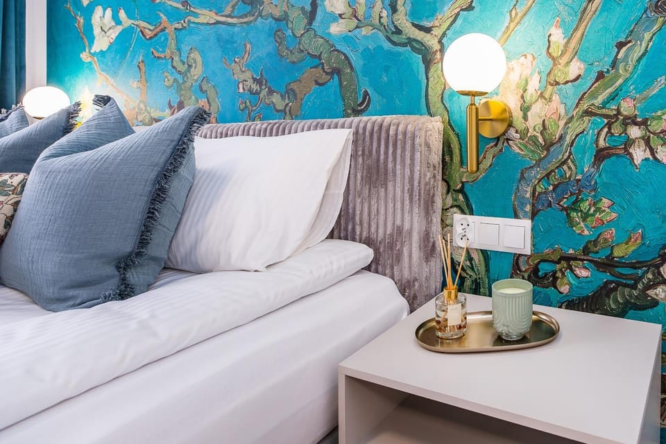 Bed, Seating area, Bedroom