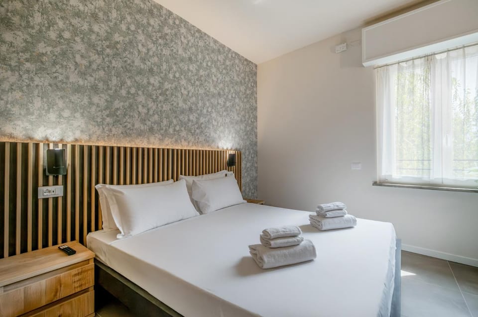 Bed, Bedroom, towels