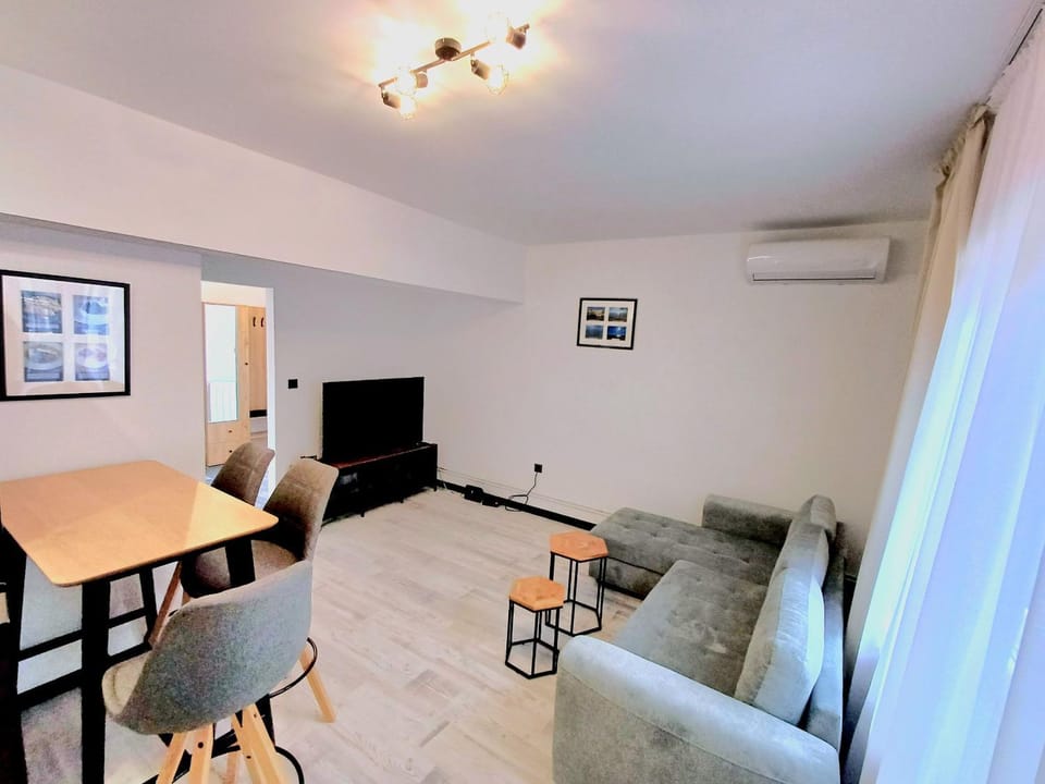 TV and multimedia, Living room, Seating area, Dining area, internet, air conditioner