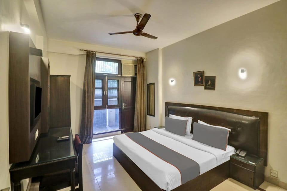 Hotel Lloyd Near Kalkaji Temple Hotel in New Delhi
