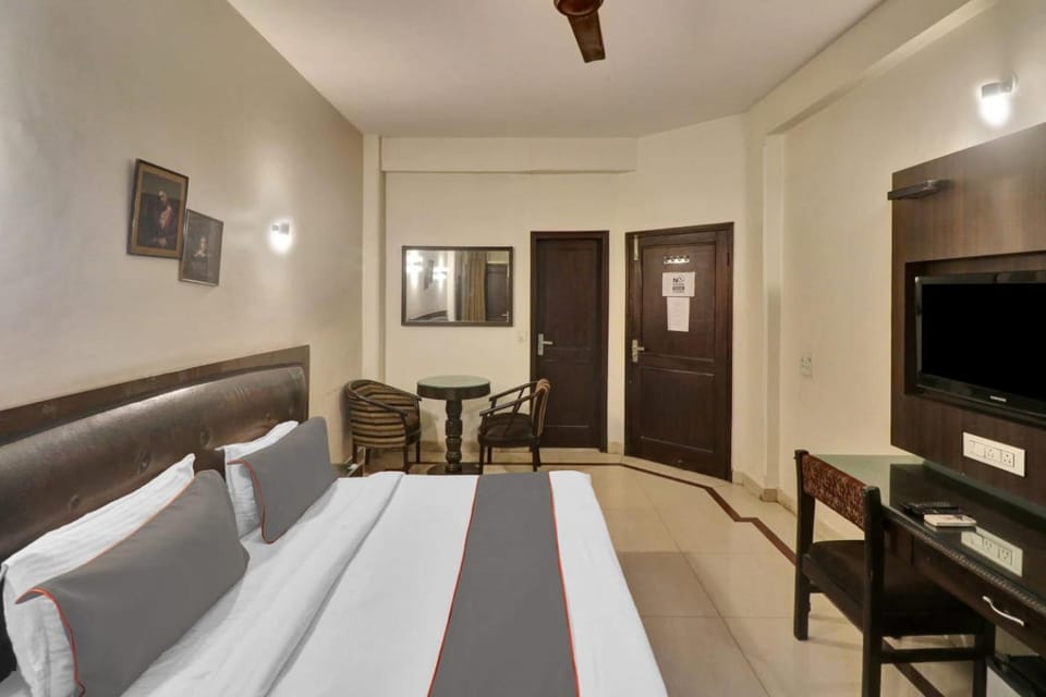 Hotel Lloyd Near Kalkaji Temple Hotel in New Delhi