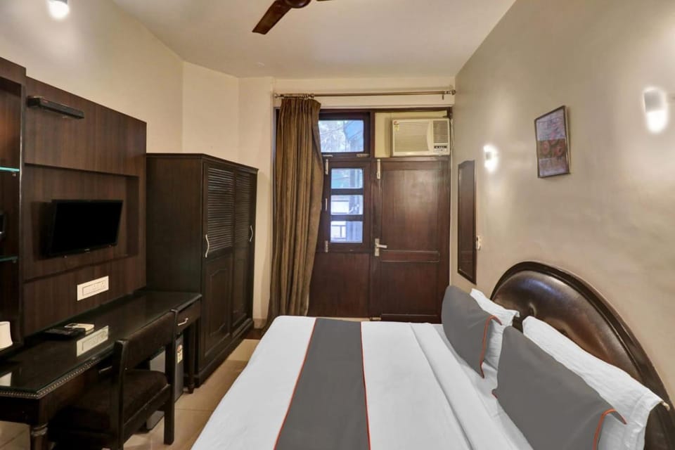 Hotel Lloyd Near Kalkaji Temple Hotel in New Delhi