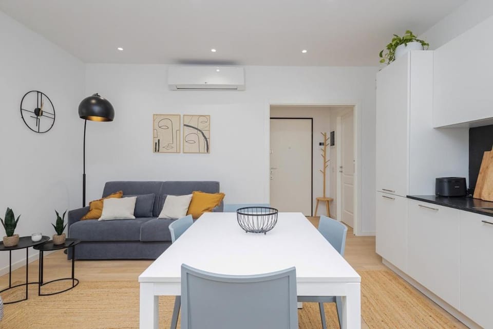 Seating area, Dining area, air conditioner