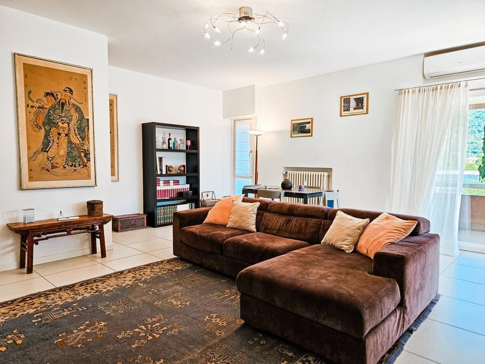 Communal lounge/ TV room, Dining area, air conditioner