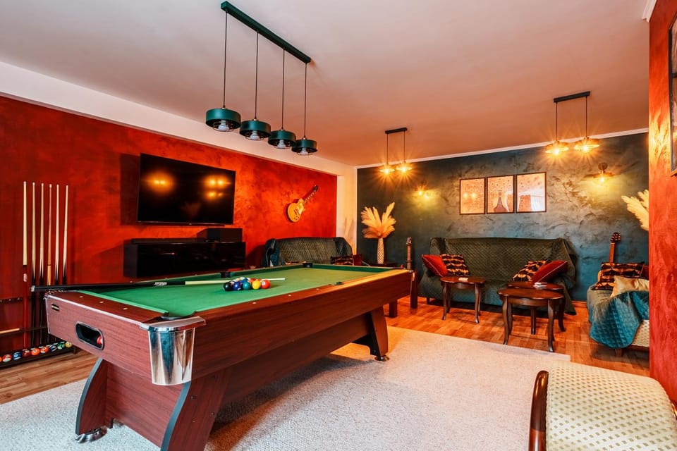Communal lounge/ TV room, Billiard, Billiard, Game Room, TV and multimedia, Seating area, Evening entertainment