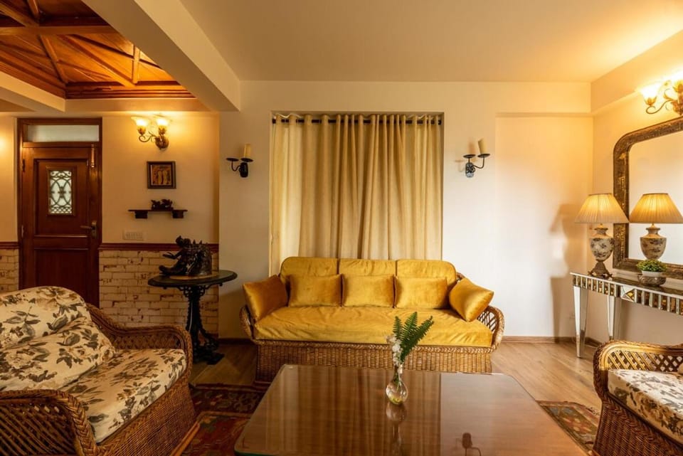 Lake View 2BHK close to mall road l Lake Daze House in Uttarakhand