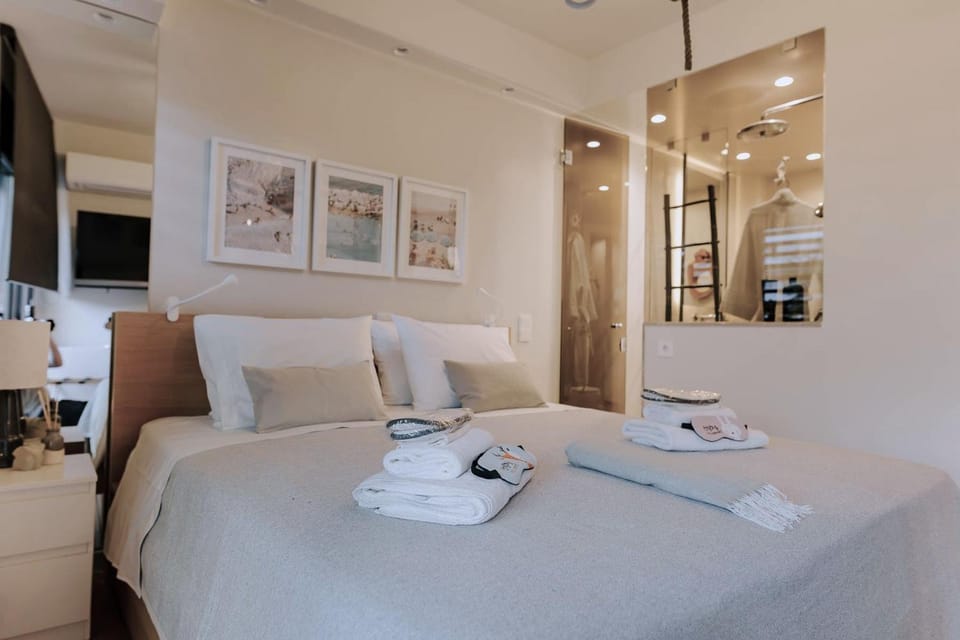 Shower, Bed, Bathroom, Photo of the whole room, Bedroom, towels