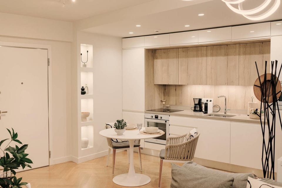 Coffee/tea facilities, Kitchen or kitchenette, Living room, Seating area, Dining area, oven, stove, toaster