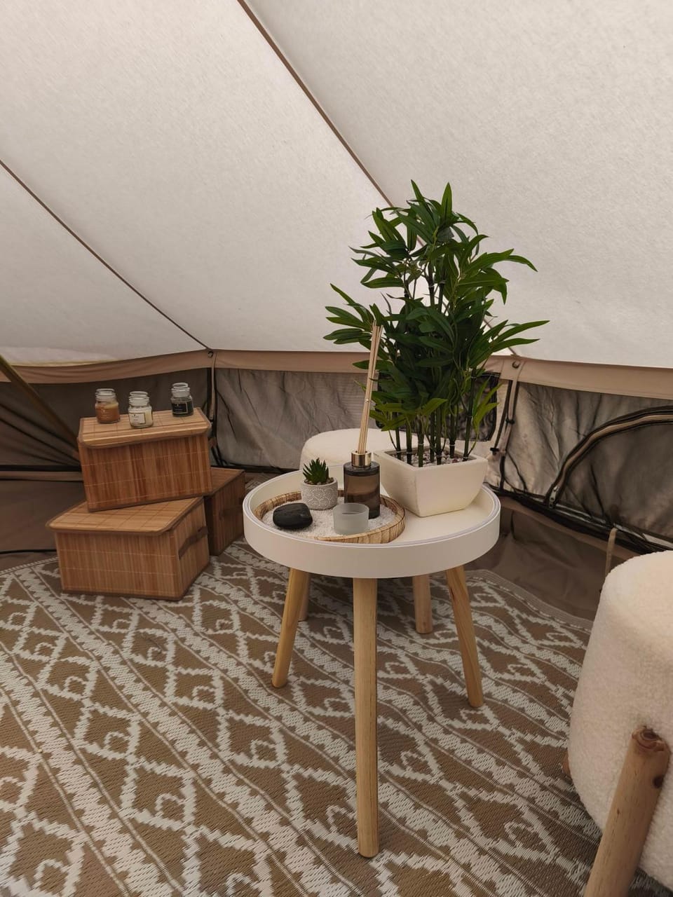 Lodge romantique "la clé des songes" et son jacuzzi privatif Luxury tent in Auvergne-Rhône-Alpes