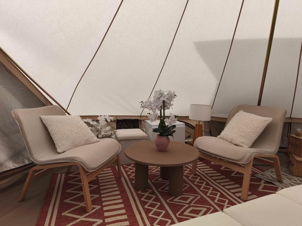 Lodge romantique "la clé des songes" et son jacuzzi privatif Luxury tent in Auvergne-Rhône-Alpes