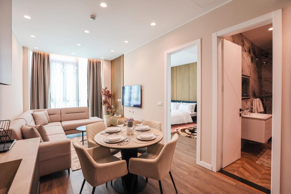 TV and multimedia, Living room, Seating area, Dining area