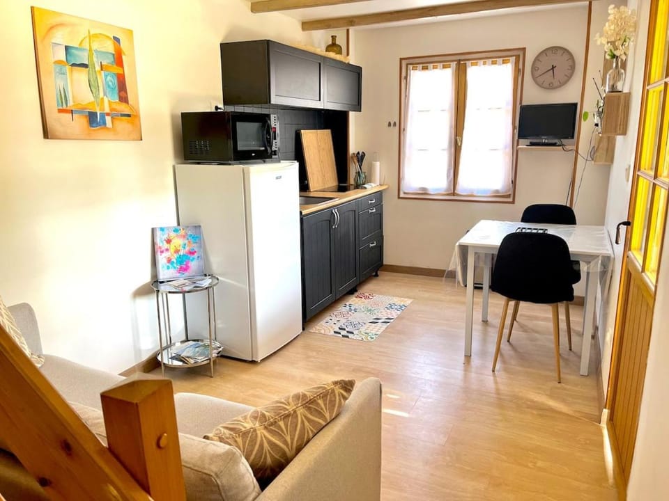 TV and multimedia, Living room, Seating area, Dining area, stove