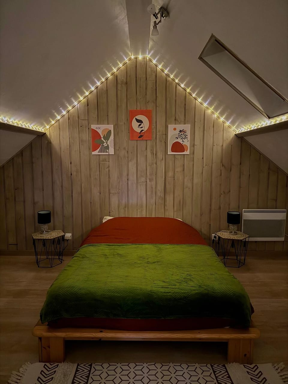 Bed, Photo of the whole room, Bedroom