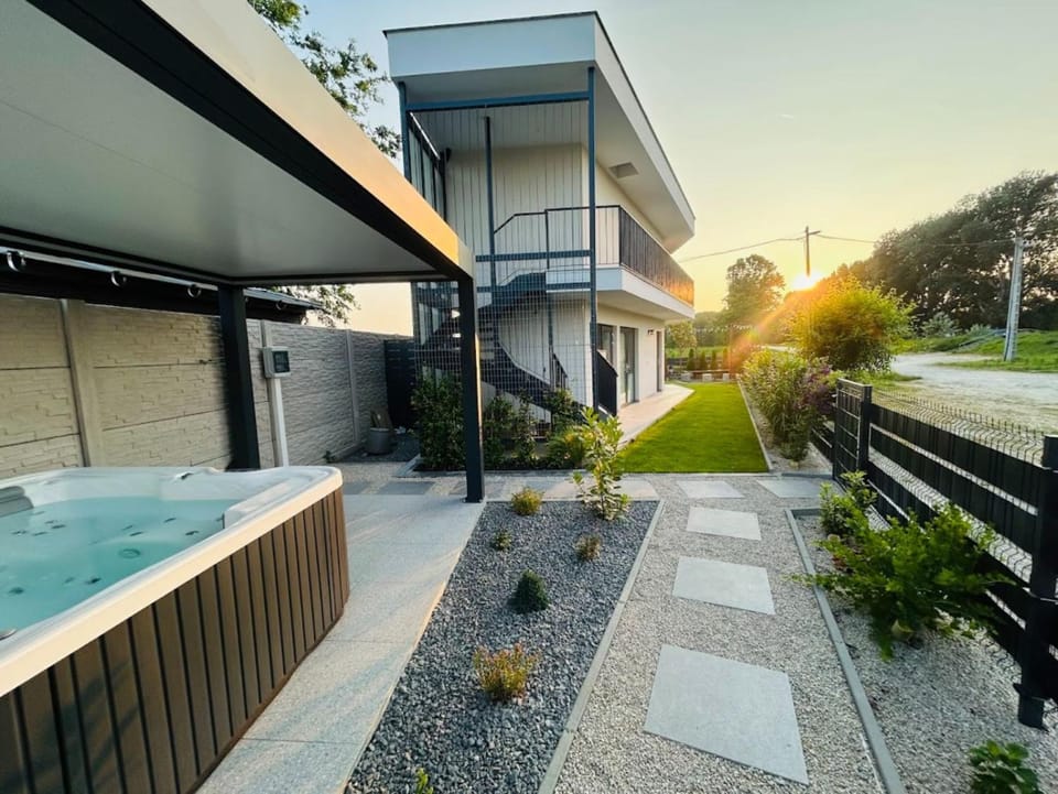 Property building, Natural landscape, Hot Tub, Balcony/Terrace, Garden view, Pool view, Inner courtyard view