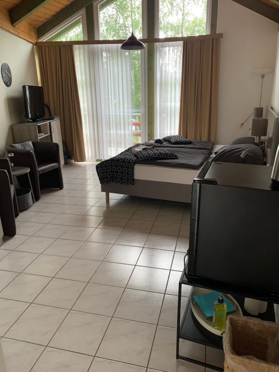 Bed, TV and multimedia, Living room, Photo of the whole room, Seating area, Evening entertainment, Bedroom